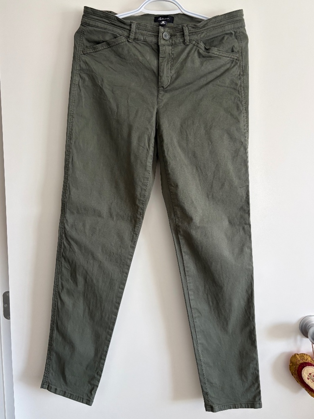 EUC Reitmans Straight-Leg Mid-Waist Army Green Khaki Chinos Full-Length Size 6